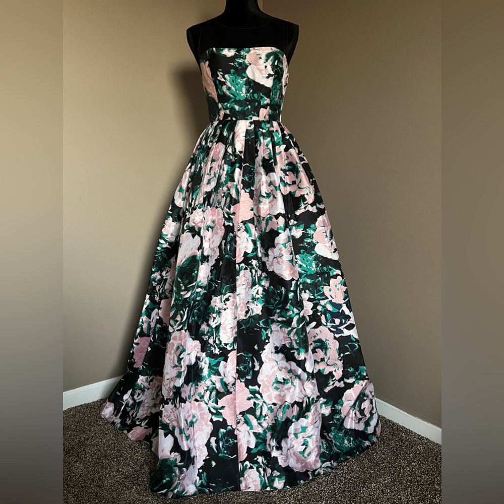 Adrianna Papell Stunning Formal Gown in size 4!